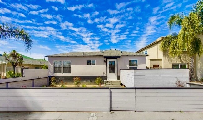 Building Photo - Beautiful Renovated 2bd with Yard Unit 4046