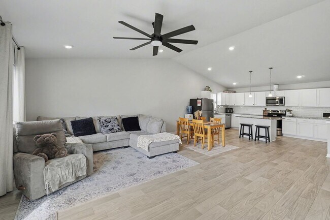Photo - 202 Creek Pointe Cir