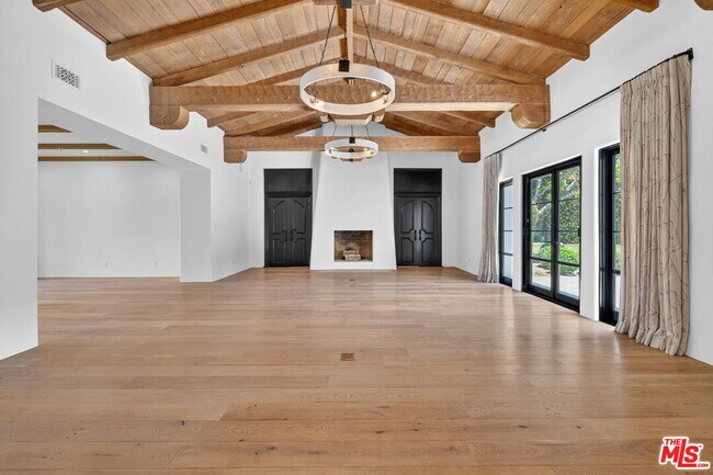 Photo - 729 N Bedford Dr
