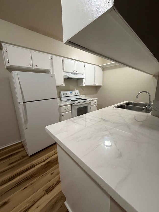 Building Photo - very nice 2 bedroom