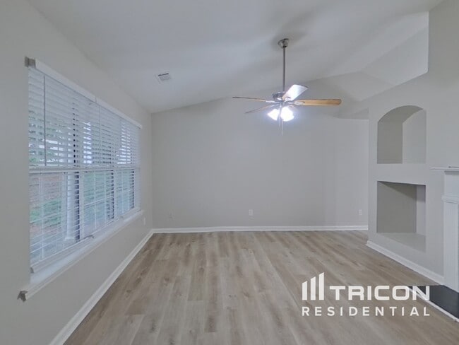 Photo - 628 Fairgreen Trail