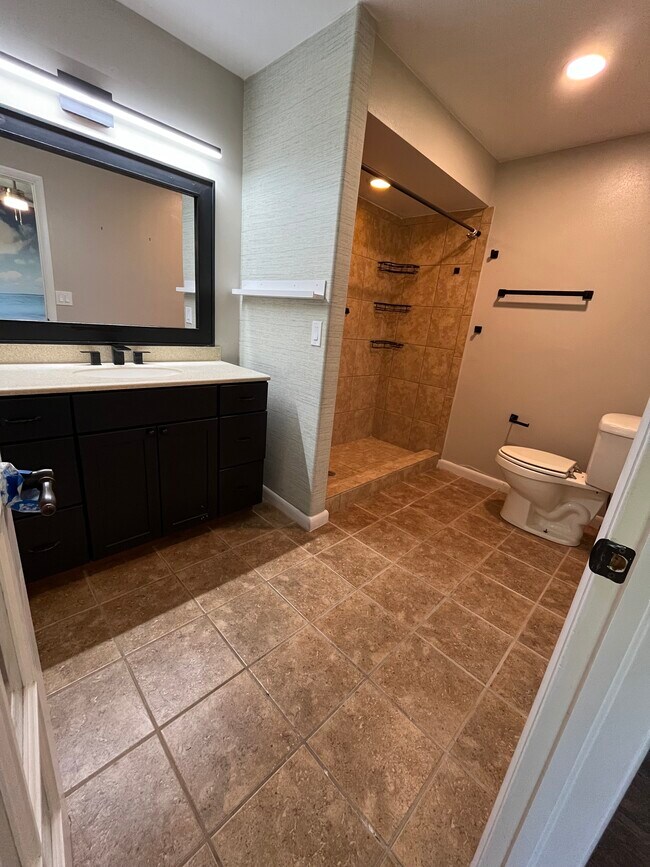 Master bathroom - 635 Queens Cir