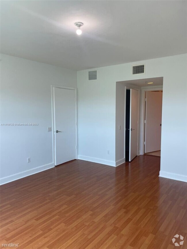 Building Photo - 2 br, 2.5 bath Condo - 14951 Royal Oaks Ln... Unit Apt 705