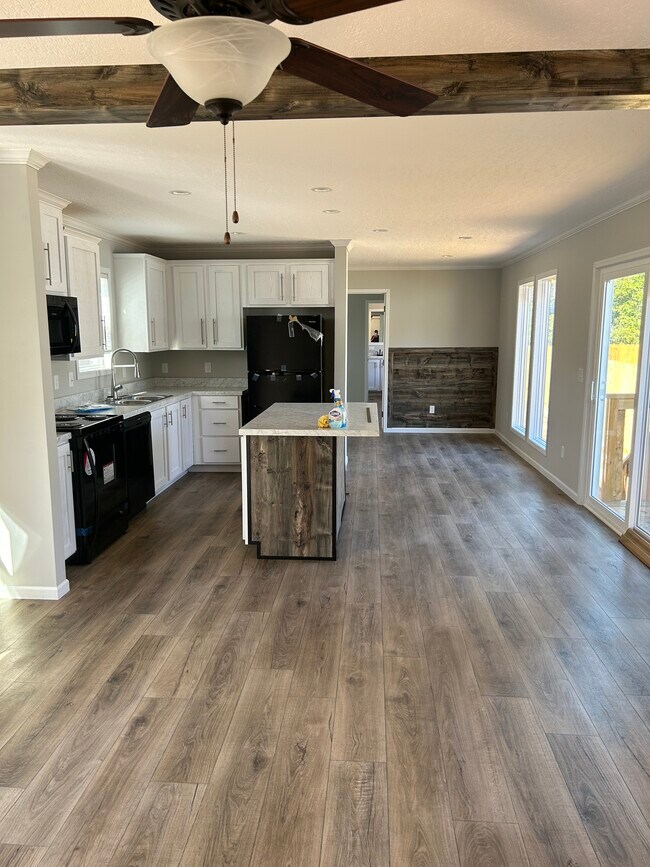 Comedor - 656 Warner Ave