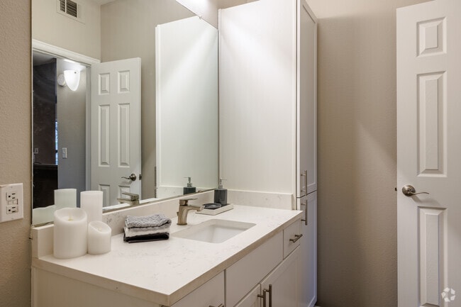 2BR, 2BA - 1,049SF