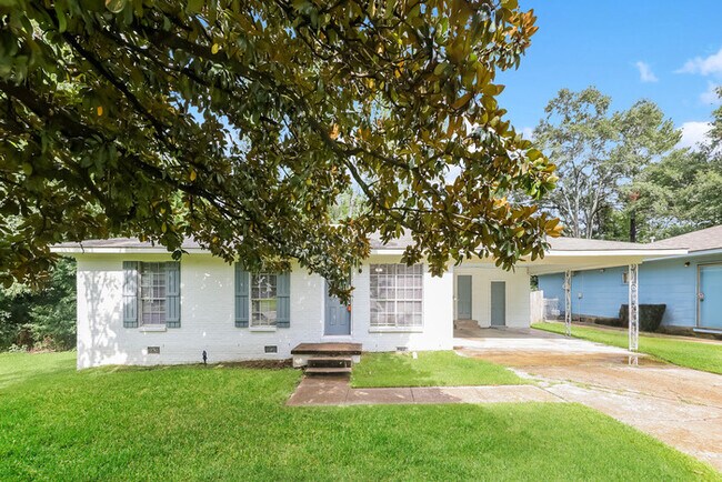 Beautiful 3 Bedroom Home in Clinton! - Beautiful 3 Bedroom Home in Clinton!