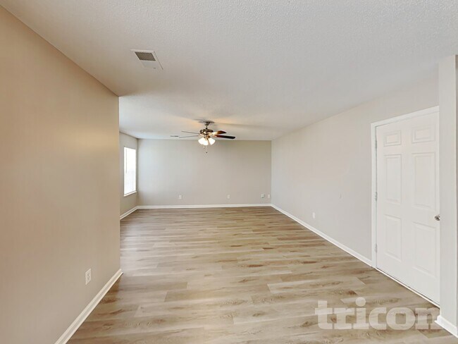Photo - 204 Fox Grove Cir