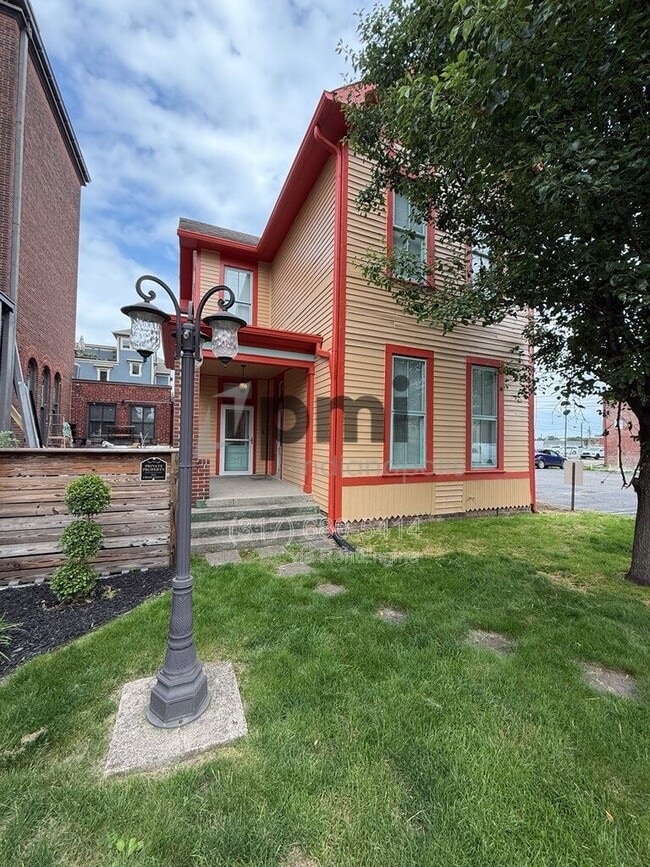 Photo - 233 N East St