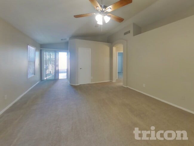 Photo - 4005 E La Salle St