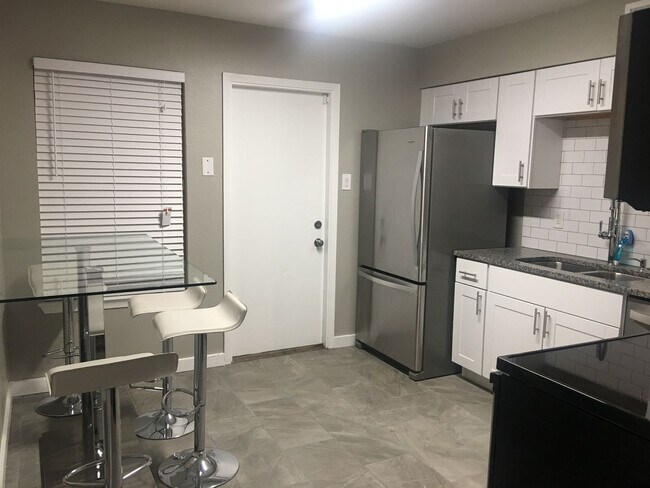 Photo - DSP-600 N East Duplex Unit 600 N East St #B