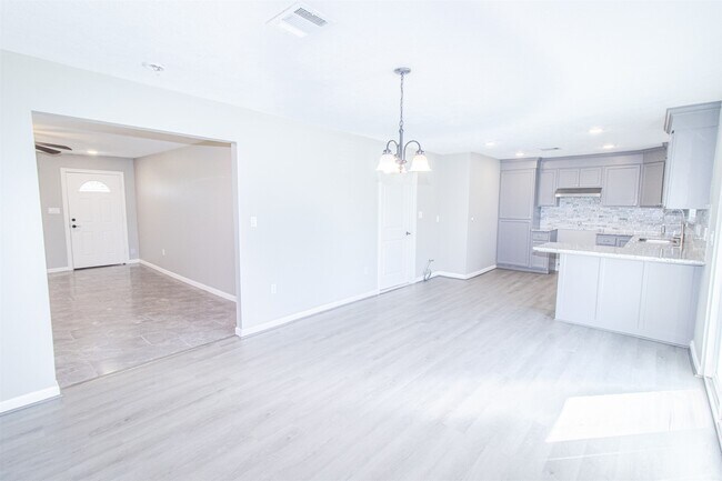 Photo - 627 West Dr