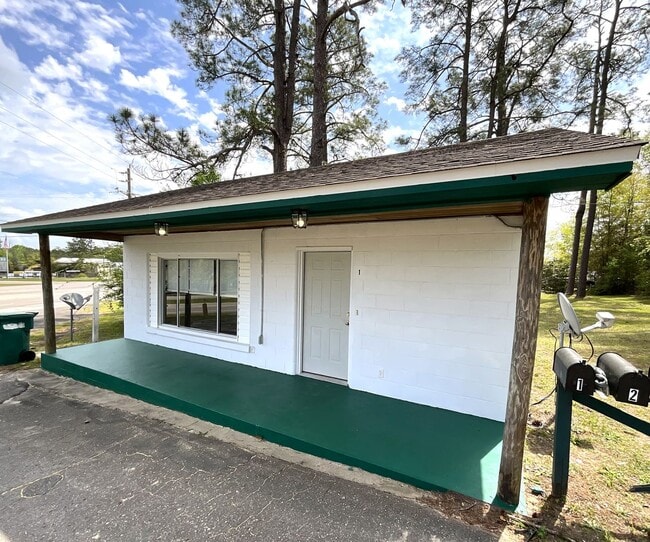 Building Photo - Cozy 1/1 Cottage at Hill Loop in Bonifay with Water/Sewer, Garbage, and Lawn Maintenance Included!