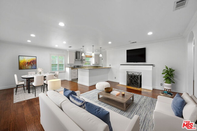 Photo - 1126 S Bundy Dr House