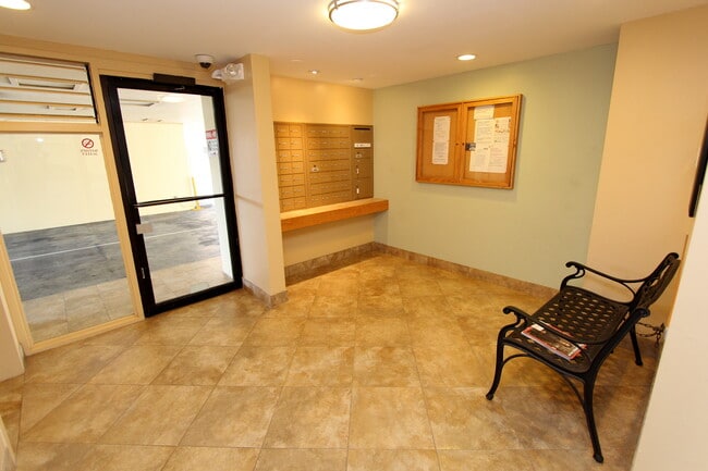 Photo - **KEALANI 2BD/2BA/1PK WAIKIKI CONDO FOR RENT** Unidad 602