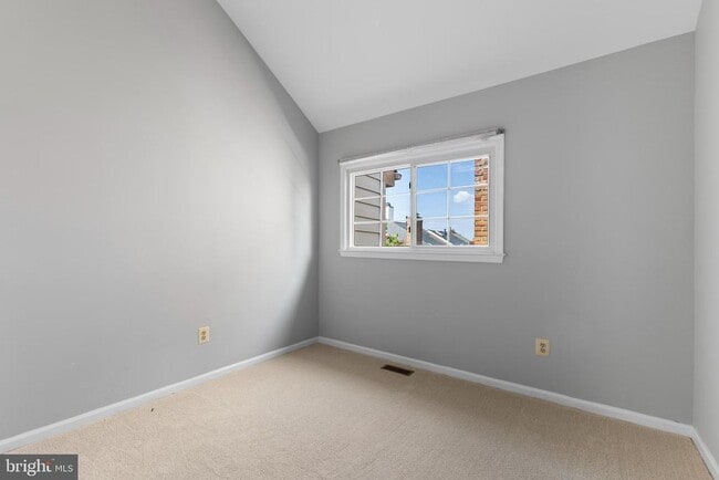 Building Photo - 5142 Woodford Dr