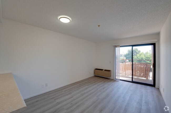 1BR, 1BA - 750SF - Flamingo Garden Senior Apts