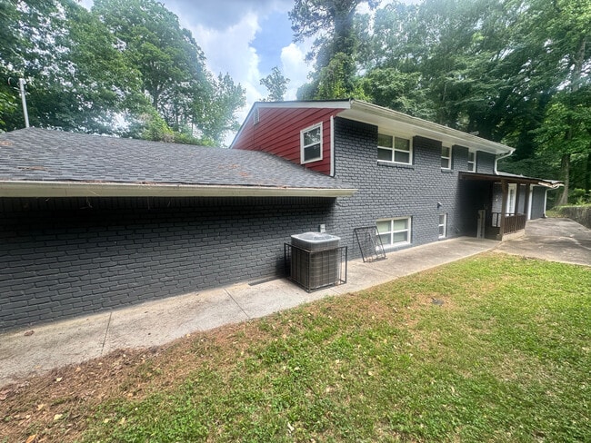Photo - Room in House on York Rd