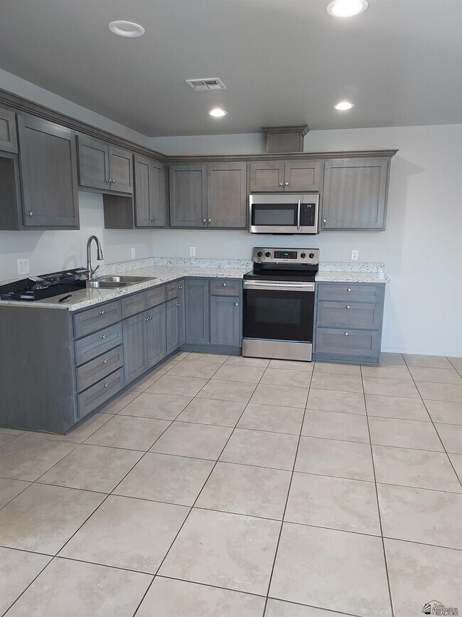 Photo - 179 W 12th St