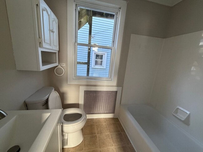 Building Photo - 68 Meadow St Unit Down