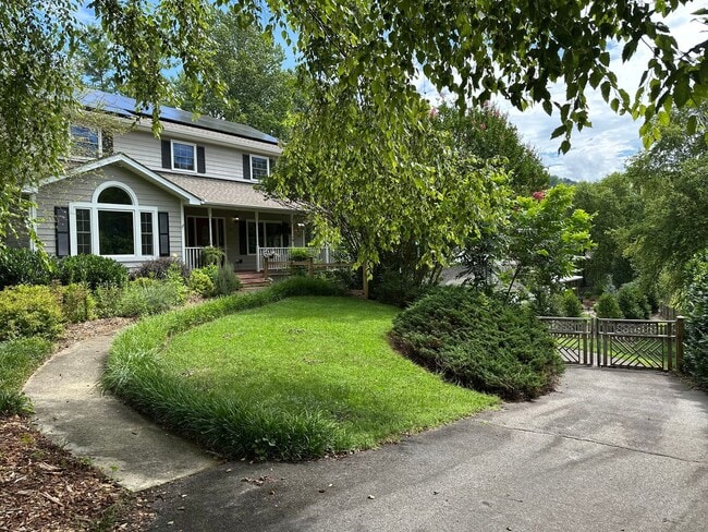 Building Photo - Large Weaverville Rental!