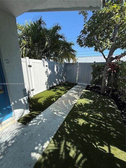 Building Photo - 1109 NE 6th Ave Unit 3