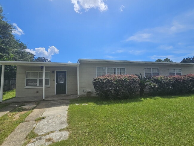 Building Photo - "Charming 3-Bedroom Retreat with Spacious Living"