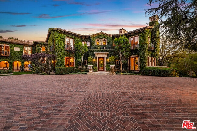 Building Photo - 1550 Amalfi Dr Rental
