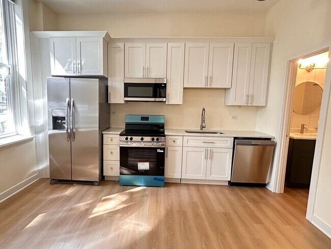 Photo - 2057 W Roscoe St