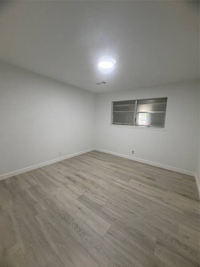 Photo - 143 Hollyvale Dr