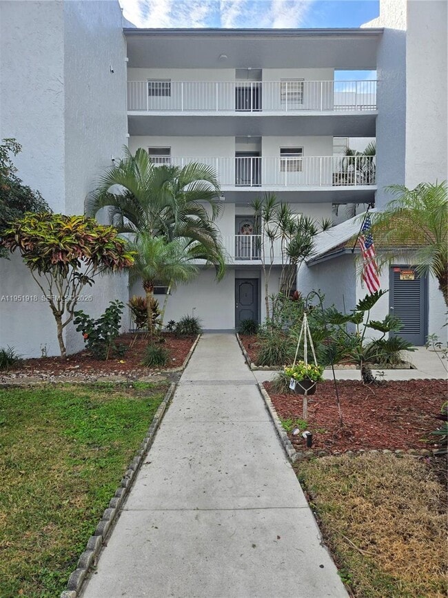 Building Photo - 9460 Live Oak Pl Unit 108