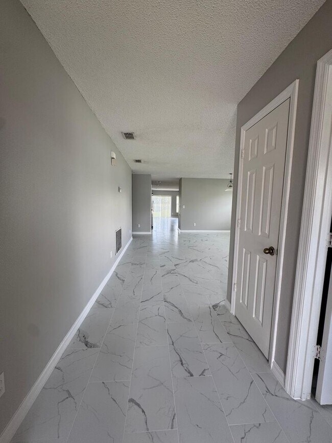 Photo - Spacious 4 bedroom house in Waterford Chase