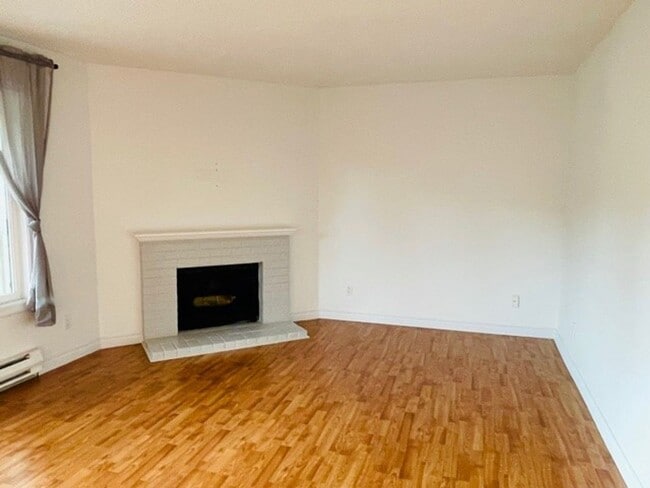 Building Photo - Spacious 2Bd/2Bath Condo located in The Ri...