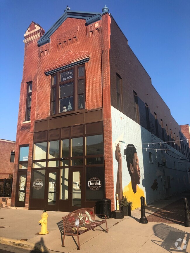 Building Photo - 123 E 3rd St Unit 202 Rental