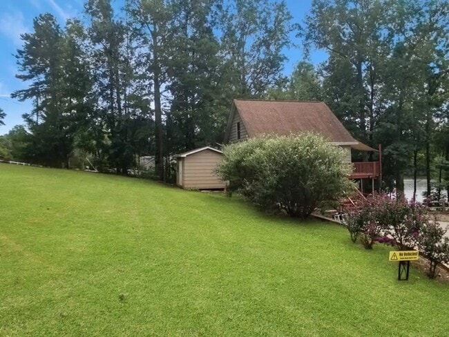 Lakefront Cottage Near Town with Stunning Views