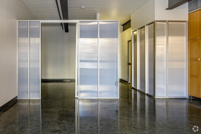 1BR, 1BA - 560SF