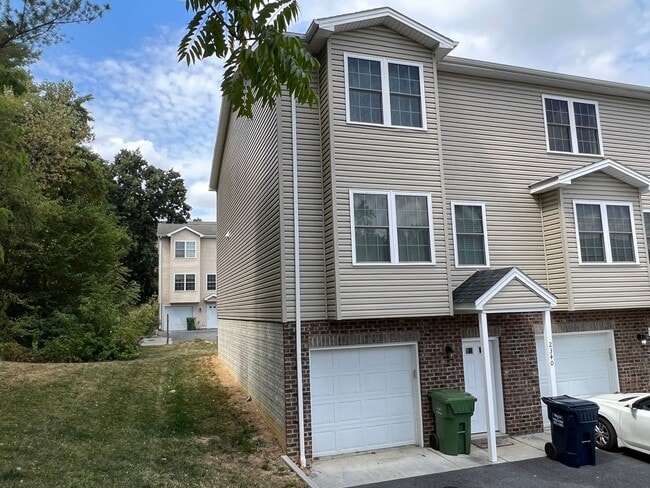 Building Photo - End Unit Townhouse with Garage and Unfinished Basement