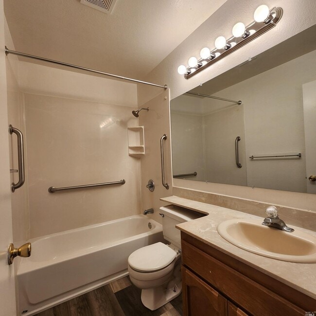 Photo - 1024 Scott St