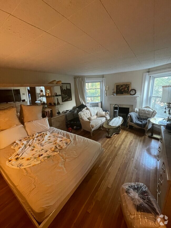 Building Photo - 1057 Beacon St Unit 8 Rental