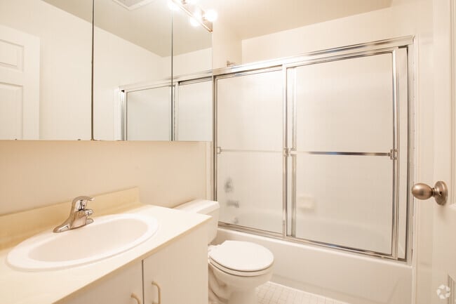 1 BR, 1 BA - 576 SQFT