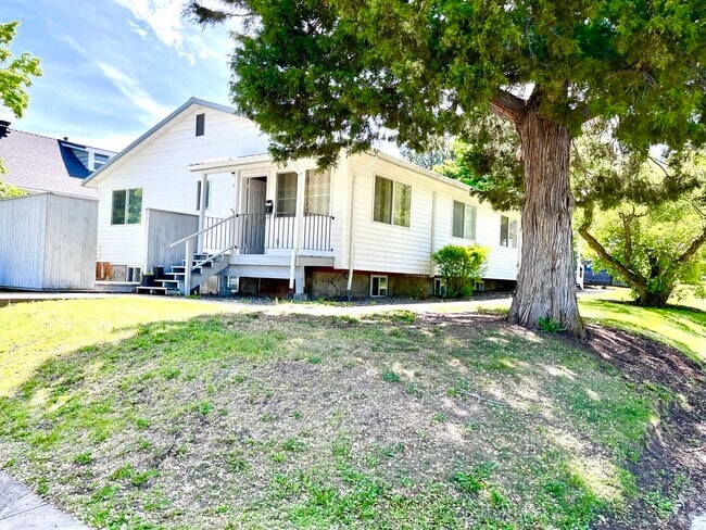 Building Photo - 706 M Ave Rental