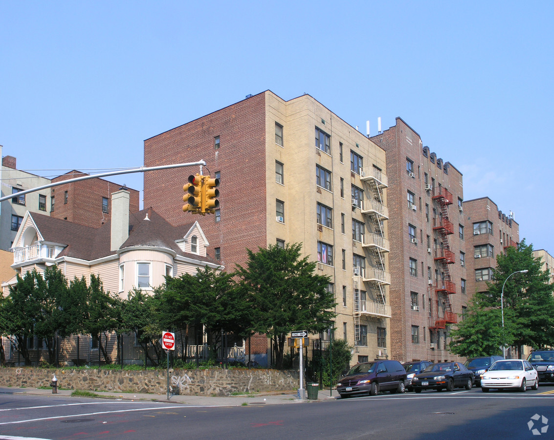 Foto principal - 278 Bedford Park Blvd Apartamentos