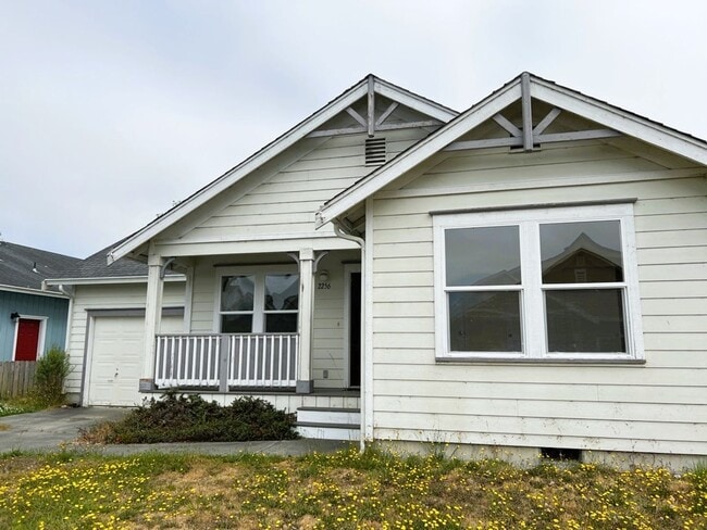Building Photo - Spacious 3-bed 2-bath home with attached g...