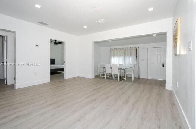 Photo - 935 NE 129th St