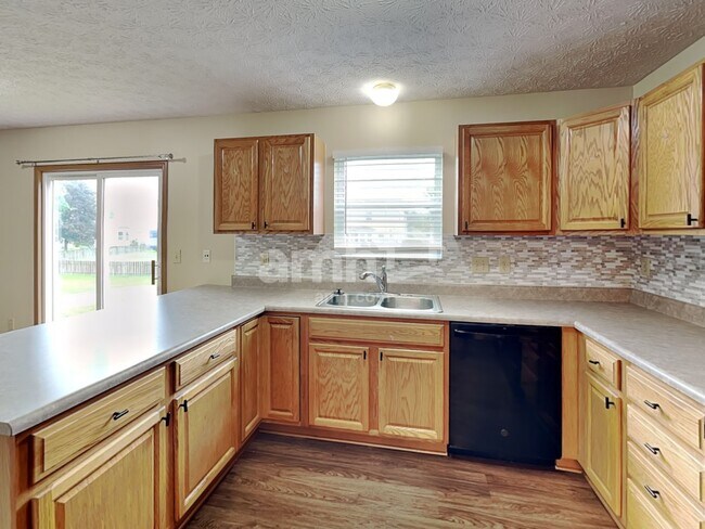 Photo - 452 Crestmoore Dr