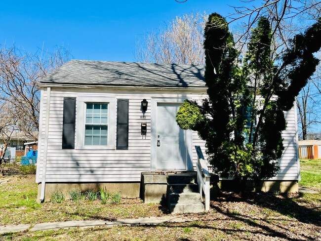 Updated 2 Bedroom house off Cane Run Rd! - Updated 2 Bedroom house off Cane Run Rd!