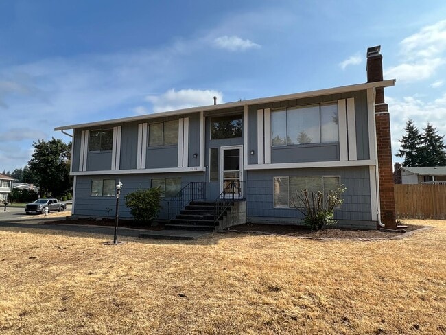 Building Photo - Super Clean Split Level Home with Huge Yard!