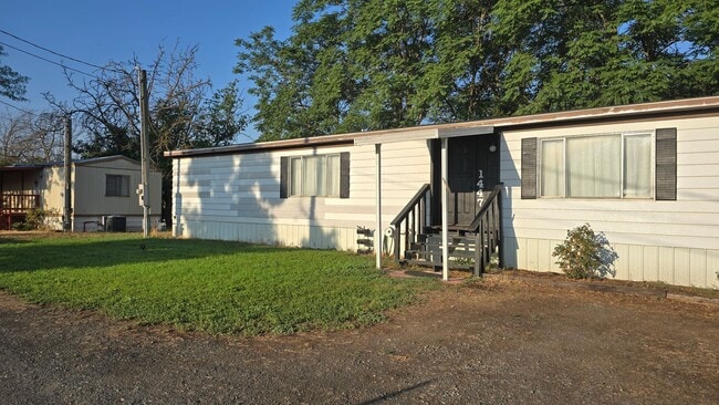 Building Photo - Welcome to this 3-bedroom, 2-bathroom home...