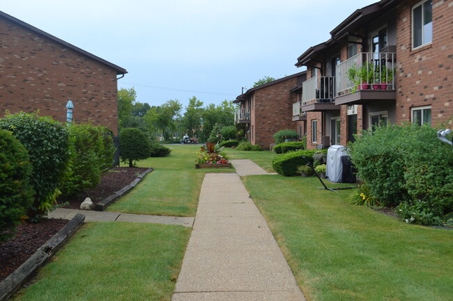 Quail Hollow Apartments