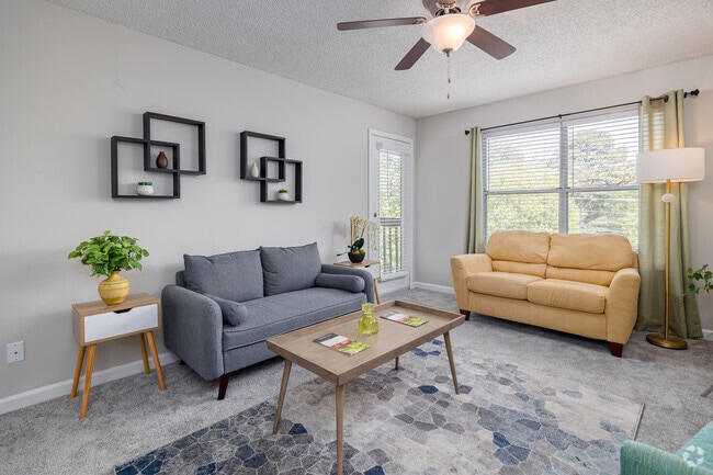 1BR, 1BA - 680SF - Living Room - Park Canyon