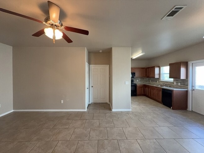 Photo - 704 E College St